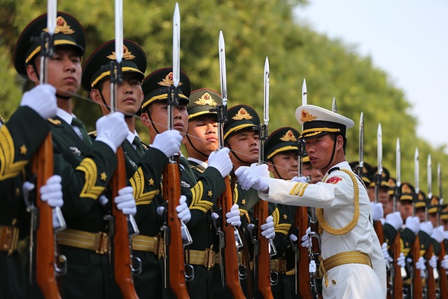 Tiêu binh Trung Quốc luyện tập để chuẩn bị cho lễ đón Tổng thống Singapore Tony Tan Keng Yam tới thăm Bắc Kinh.