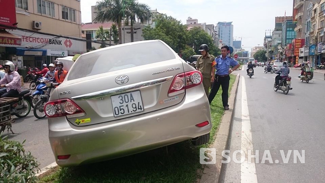 Sau khi nổ máy, chiếc xe lao thẳng ra đường Cầu Giấy