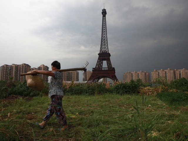 Một Paris &quot;nhái&quot; được “trồng” tại thành phố Hàng Châu, tỉnh Chiết Giang với hình ảnh tháp Eiffel thu nhỏ hoàn chỉnh. Công trình này do một công ty phát triển xây dựng vào năm 2007, có sức chứa khoảng 10.000 người.