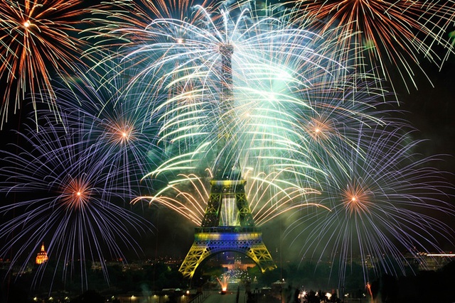 Màn bắn pháo hoa rực rỡ trên tháp Eiffel ở Paris, nhân kỷ niệm quốc khánh Pháp (14/7).