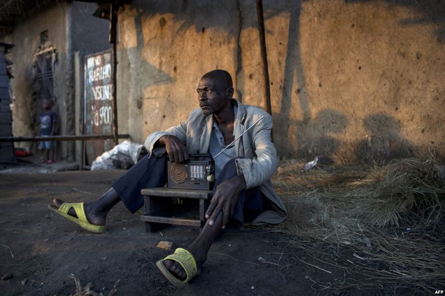 Người đàn ông nghe tin tức qua chiếc đài cũ tại thành phố Bujumbura, Burundi.