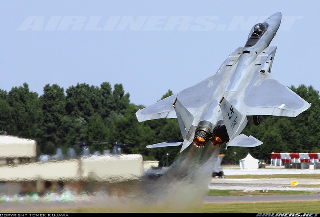 F-15C cất cánh và bay ngóc gần như thẳng đứng