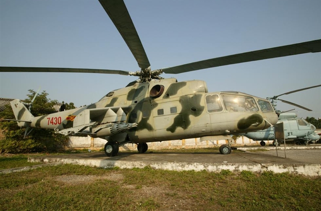Cuối tháng 10/1984, bảy tổ bay trực thăng vũ trang Mi-24 của Trung đoàn 916 cơ động di chuyển từ sân bay Hòa Lạc vào Tân Sơn Nhất phối hợp cùng với lực lượng của Trung đoàn không quân 917 làm nhiệm vụ truy quét quân Khmer đỏ giúp nhân dân Campuchia bảo vệ thành quả cách mạng.