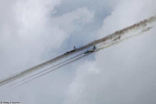 Cặp đôi cường kích tấn công mặt đất Su-25 đang lao thẳng về phía mục tiêu