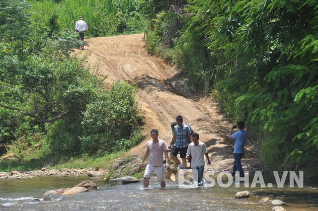 Các cán bộ, chiến sỹ của Cục C45, Công an Yên Bái, huyện Văn Yên đang băng qua suối để tiến vào hiện trường.