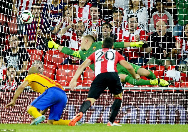 Aduriz ghi tới 3 bàn vào lưới Barca.