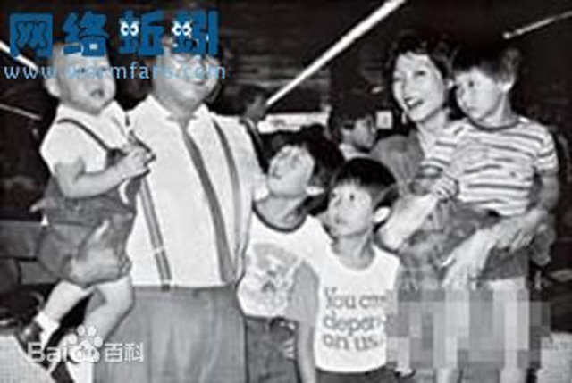 Hồng Kim Bảo và vợ đầu Jo Yun Ok cùng các con.