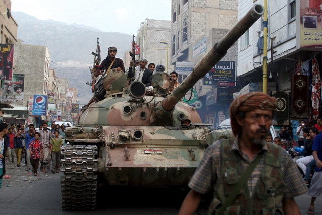 Phiến quân lái xe tăng chiếm được của quân đội chính phủ ở Taiz, Yemen.