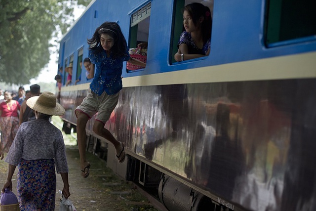 Bé gái nhảy khỏi cửa sổ một đoàn tàu hỏa gần ngôi làng ở Taungbyone, Myanmar.