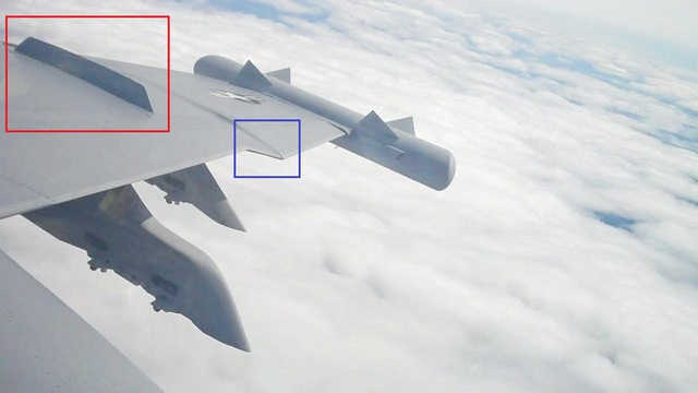 Gân cánh (khoanh đỏ) được thêm vào trên cánh chính của EA-18G để tăng độ ổn định khi bay. “Răng chó” trên cánh tà trước (khoanh xanh) được thiết kế lại