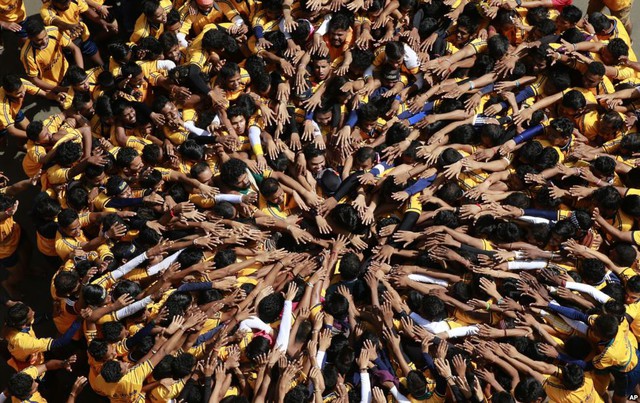 Các nam thanh viên xếp thành tháp người tại lễ hội Janmashtami ở Mumbai, Ấn Độ.