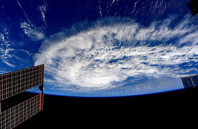 Cơn bão nhiệt đới Grace hình thành ở Đại Tây Dương nhìn từ Trạm không quan quốc tế (ISS).