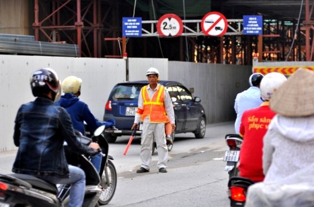 Đơn vị thi công cắt cử người ra hướng dẫn và điều khiển các phương tiện lưu thông qua đây.