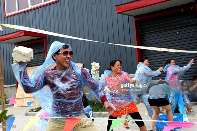 
Du khách ném đậu phụ trong một trò chơi ở lễ hội. (Nguồn: Getty Images)
