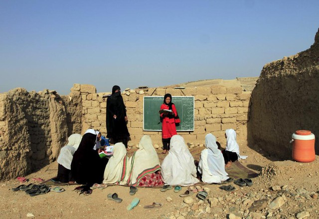 Các bé gái học tại một lớp ngoài trời ở ngoại ô thành phố Jalalabad, Afghanistan.