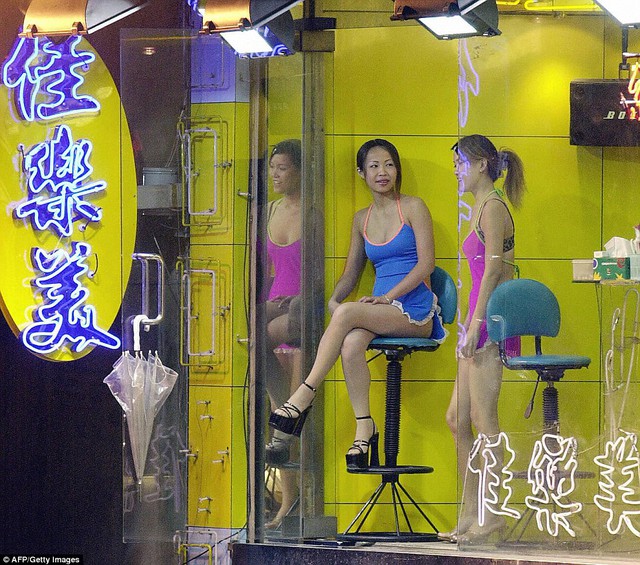 
Vào những năm 1990, các cô gái bán trầu làm việc tại khoảng 100.000 ki-ốt chủ yếu ở ven đường phố gần đường cao tốc trên khắp Đài Loan. Khách hàng chủ yếu là tài xế xe tải, họ ăn trầu cau để tỉnh táo tinh thần trong suốt chặng đường dài.
