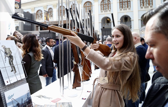 Du khách thử sử dụng khẩu súng trường tại một triểm lãm vũ khí quốc tế ở Moscow, Nga.