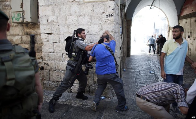 Cảnh sát Israel tấn công một người Palestine tham gia biểu tình tại thành phố Jerusalem.