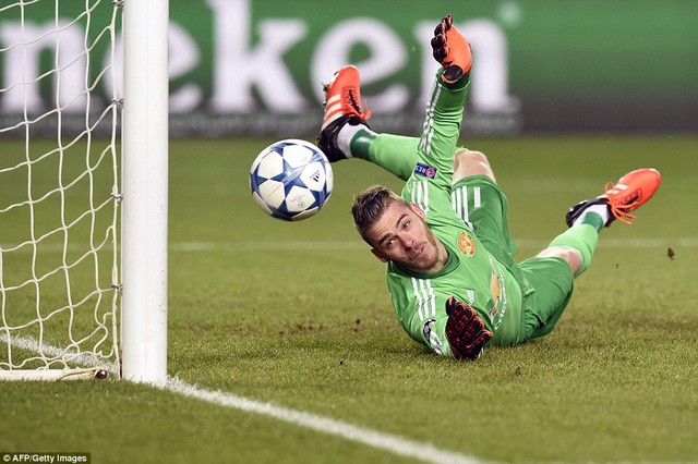 
De Gea đã xuất sắc đẩy được bóng sau pha đá phạt của Eremenko.
