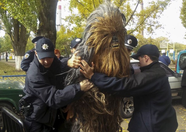 Cảnh sát bắt giữ một người hóa trang thành nhân vật quái thú trong phim Chiến tranh giữa các vì sao gần một địa điểm bầu cử ở Odessa, Ukraine.