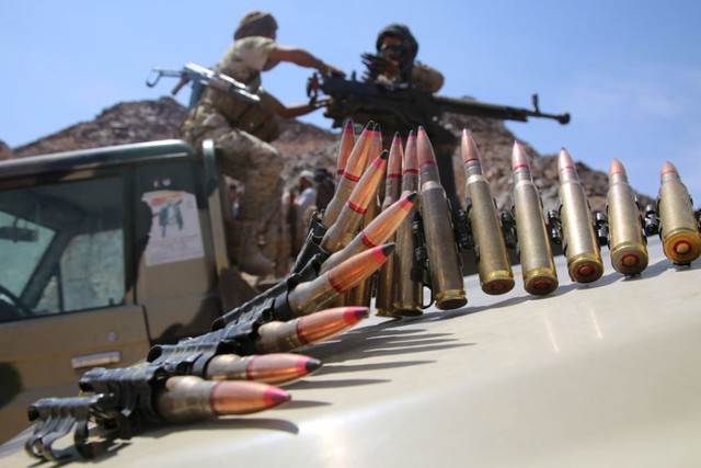 Chiến binh ủng hộ chính phủ Yemen nạp đạn cho súng máy tại một trạm kiểm soát ở thành phố Marib.
