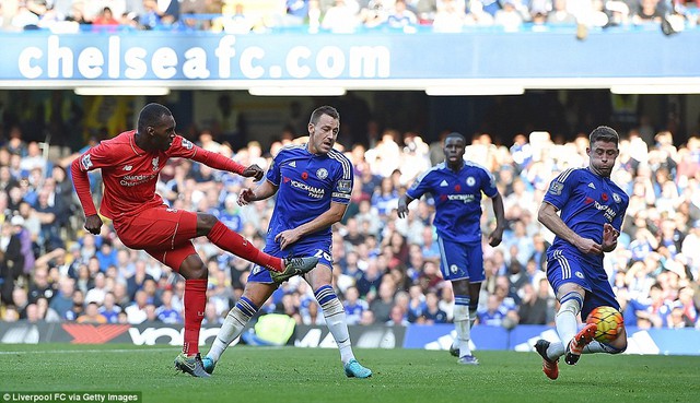 
Phút 83, Christian Benteke bình tĩnh đi bóng trong vùng cấm địa Chelsea, trước khi sút chéo góc chìm, tung lưới đội chủ nhà. Trước đó, cũng chính Christian Benteke đánh đầu kiến tạo cho Coutinho ghi bàn thứ 2.
