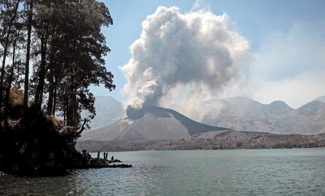Tro bụi phun trào từ núi lửa Rinjani trên đảo Lombok, Indonesia.
