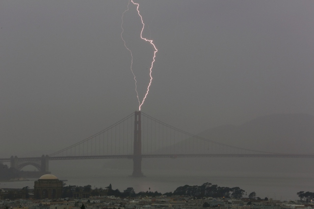 Sét đánh trúng đỉnh cầu Cổng Vàng khi một con bão quét qua thành phố San Francisco, Mỹ.