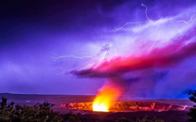 
Sét đánh trúng đám mây tro bụi bốc lên từ miệng núi lửa Halemaumau trên quần đảo Hawaii.
