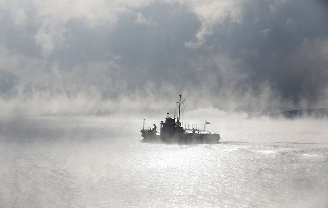 Một chiếc thuyền đi qua màn sương mù giá lạnh trên sông Yenisei ở Siberia, Nga.