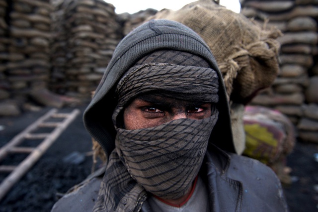 Công nhân làm việc tại một bãi than đá ở ngoại ô thành phố Kabul, Afghanistan.