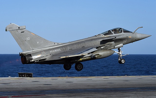 Máy bay chiến đấu Dassault Rafale xuất kích từ tàu sân bay Charles de Gaulle của Pháp tại Địa Trung Hải để tham gia chiến dịch không kích phiến quân Nhà nước Hồi giáo (IS) ở Iraq và Syria.