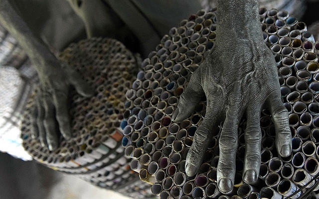 Công nhân làm việc tại một xưởng sản xuất pháo ở ngôi làng Kimbulapitiya gần thành phố Colombo, Sri Lanka.