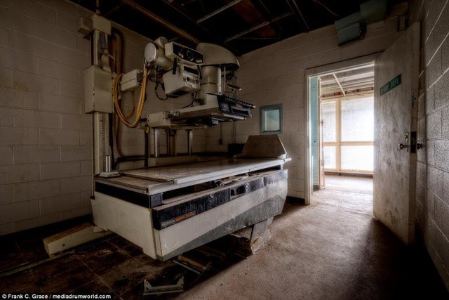Nhà tù được trang bị những thiết bị y tế hiện đại như máy chụp X-quang.