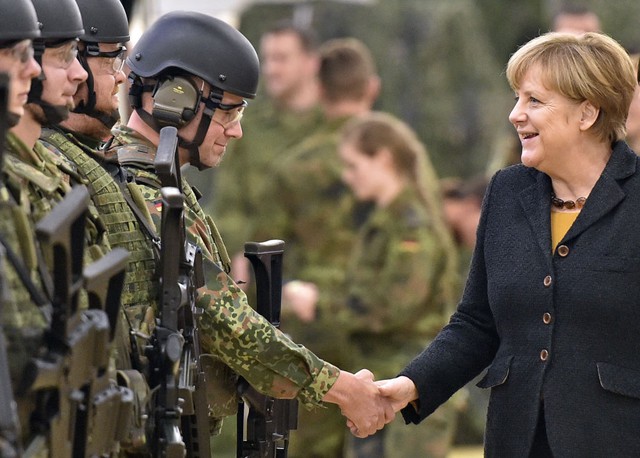 Thủ tướng Đức Angela Merkel bắt tay các binh sĩ trong chuyến thăm một đơn vị quân y của quân đội nước này ở Leer.