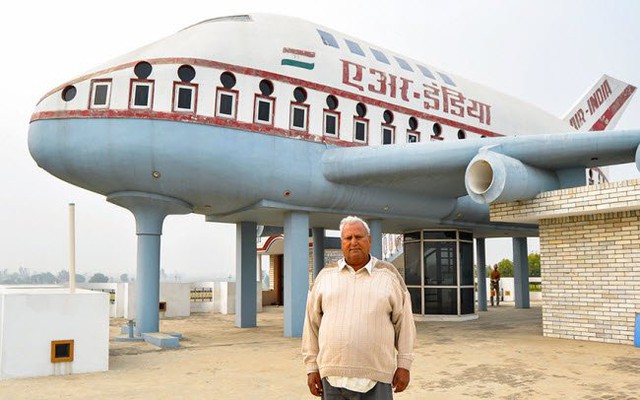 
Ông Santokh Singh ở ngôi làng Uppal Bhupa có niềm đam mê máy bay và ông quyết định thiết kế chiếc bể chứa nước nhà mình có hình giống như máy bay chở khách.
