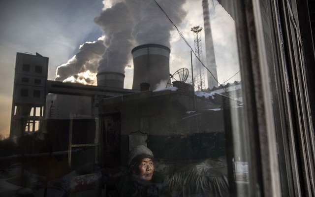 
Bà Wang Nu, 83 tuổi, nhìn bầu trời u ám từ nhà mình gần một nhà máy nhiệt điện.
