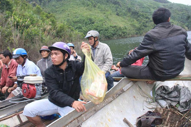 Người dân tham gia tìm kiếm chia sẻ mì tôm để tiếp tục đi tìm.