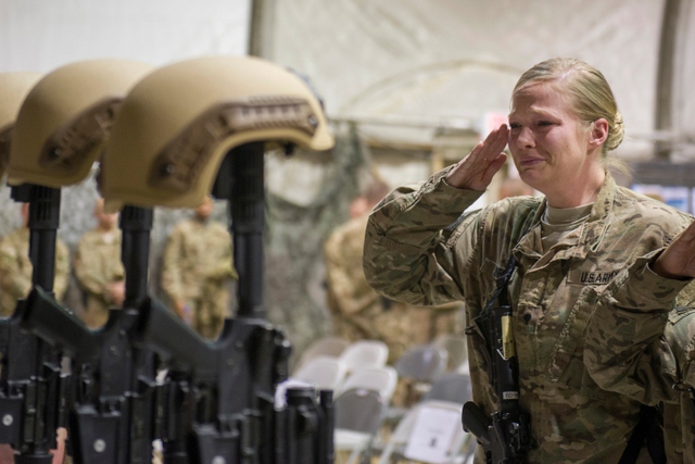 
Nữ quân nhân Mỹ thương tiếc các đồng đội thiệt mạng trong vụ đánh bom tự sát tại căn cứ không quân Bagram, Afghanistan.
