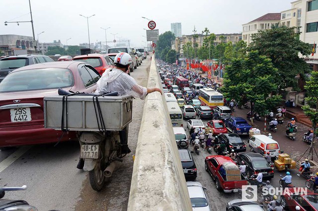 Thậm chí cả tuyến đường cao tốc trên cao cũng bị ùn tắc, một số người dân thiếu ý thức còn đi xe máy lên tuyến đường này.