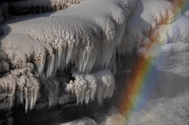 Cầu vồng xuất hiện thác nước Hukou bị đóng băng tại tỉnh Thiểm Tây, Trung Quốc.