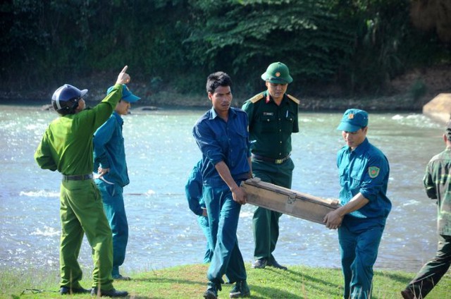 
Di chuyển các thùng chứa đầu đạn về xe. Ảnh: Lâm Thiên
