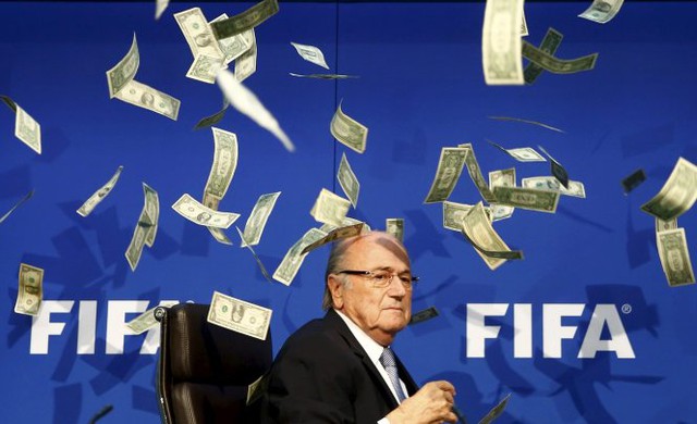Chủ tịch FIFA Sepp Blatter bị ném tiền giả vào người khi dự cuộc họp báo sau một hội nghị bất thường của ban điều hành FIFA tại trụ sở FIFA ở Zurich, Thụy Sĩ ngày 20-7.