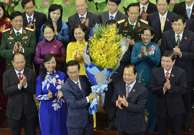 Ông Lê Thanh Hải, người được Bộ Chính trị phân công chỉ đạo TP.HCM, tặng hoa chúc mừng 4 Phó bí thư