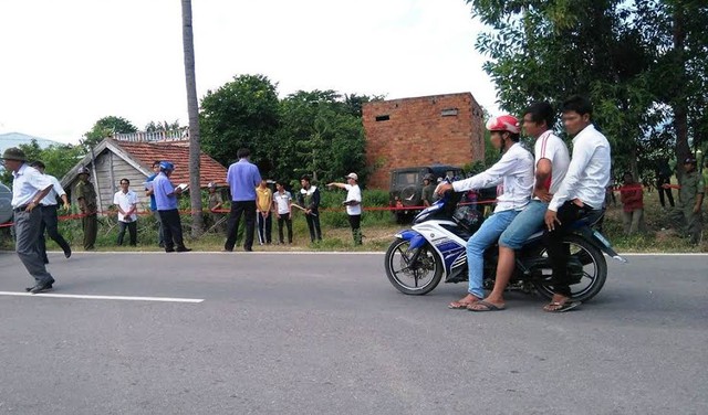 
CQĐT đang dựng lại hành vi phục kích, đuổi đánh 3 thanh niên đi qua địa bàn của nhóm thanh niên thôn Cầu Đôi.
