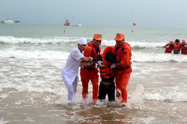 
Khẩn trương đưa các nạn nhân sống sót vào bờ
