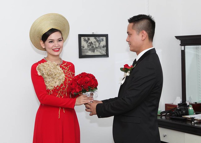 Ngày cưới, Thảo diện chiếc áo dài đỏ có giá gần 35 triệu đồng.