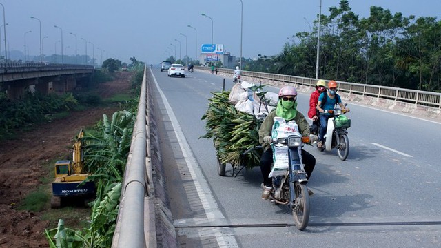 
Dù là đường 1 chiều, song cầu vượt Sông Đáy luôn được người dân địa phương coi là đường 2 chiều.
