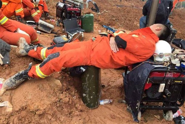 
Khoảng 3 giờ sáng 23/12 (giờ địa phương), đội cứu hộ đã phát hiện hai người sống sót thần kỳ dưới đống đổ nát ở phía đông khu vực lở đất ở quận Quang Minh, thành phố Thâm Quyến, tỉnh Quảng Đông, Trung Quốc. (Nguồn: CCTV)
