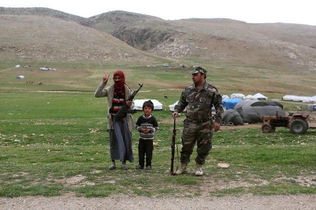  Một gia đình người Yazidi tị nạn, trong đó có một nữ chiến binh, sống trong một căn lều gần căn cứ quân sự PKK